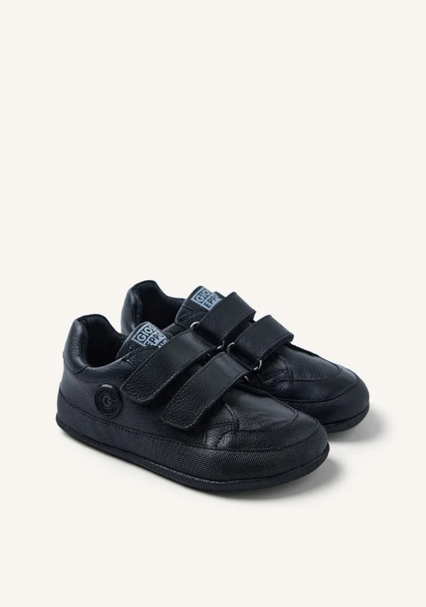 Colegial barefoot Gioseppo