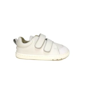 Deportivo colegial barefoot piel blanco