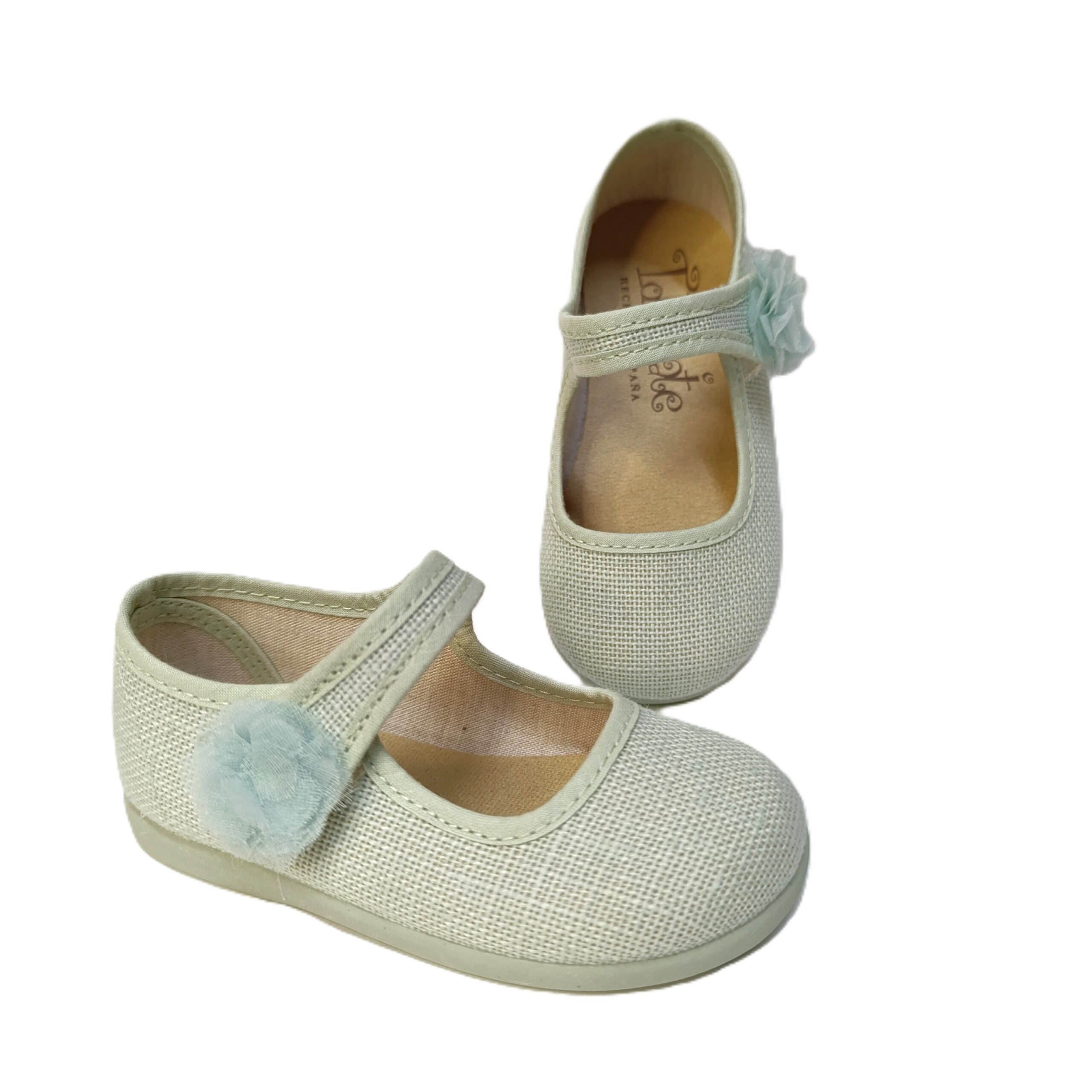 Mercedes ceremonia niña lino verde salvia