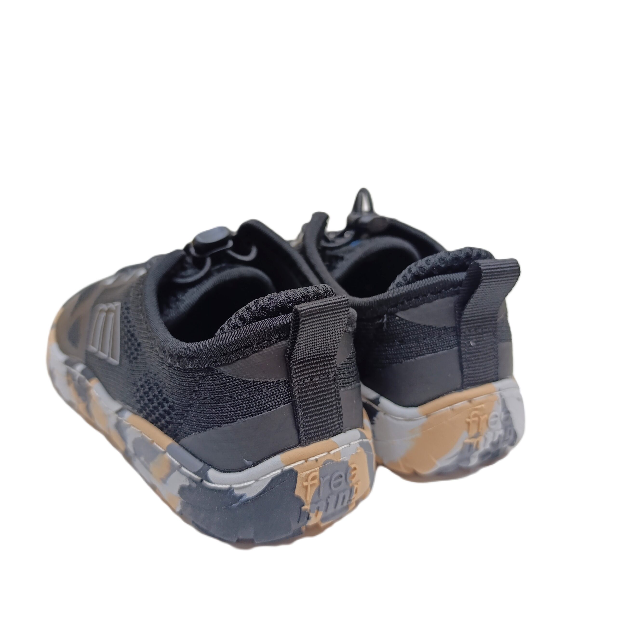 Deportiva barefoot mustang free negro niño knitting