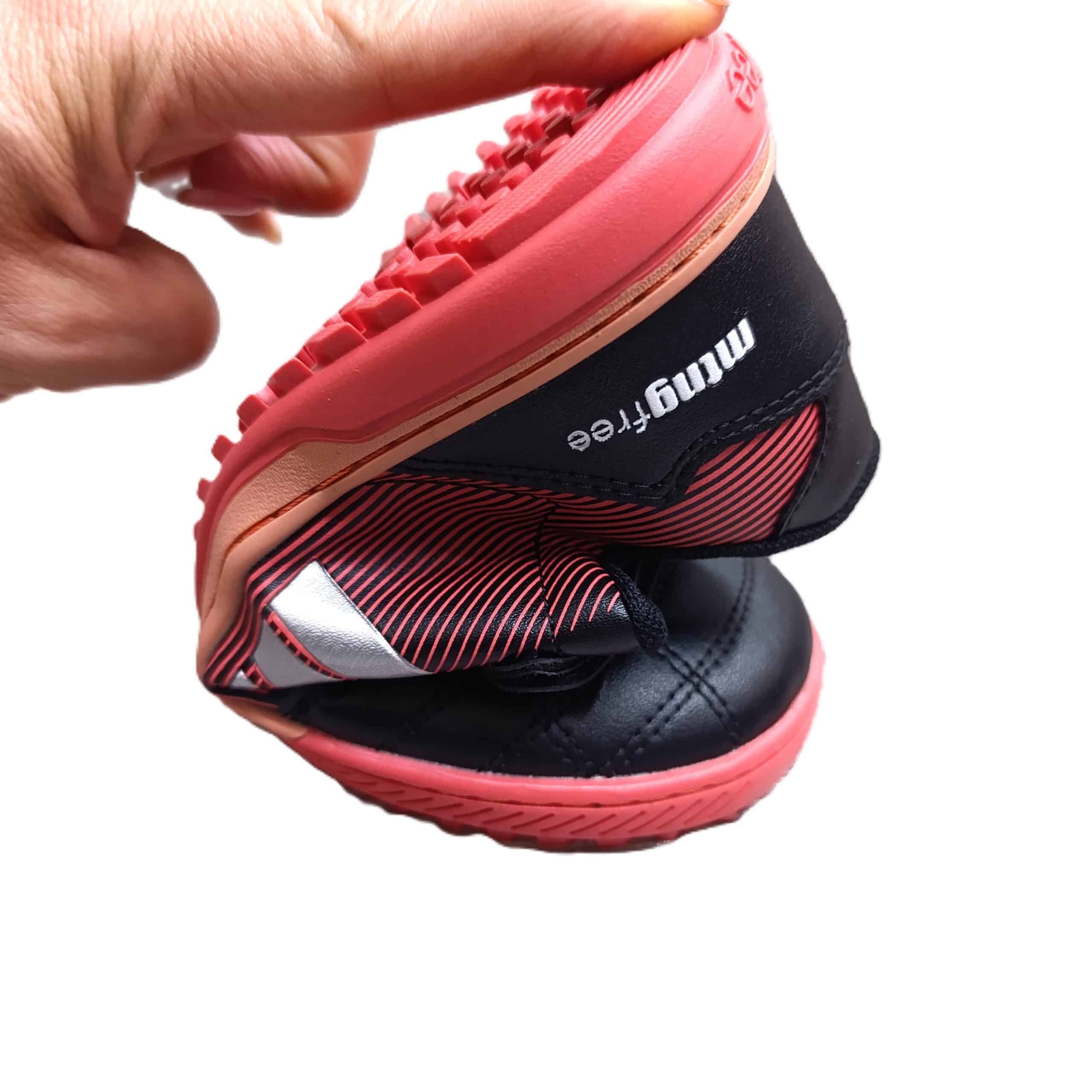 Deportiva barefoot futbol Mustang free Play negro/rojo